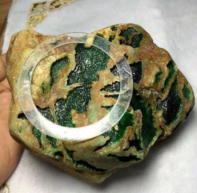 翡翠原石产地是哪里,糯种铁锈皮翡翠原石-第4张图片-翡翠网 翡翠原石产地是哪里,糯种铁锈皮翡翠原石-第4张图片-翡翠网