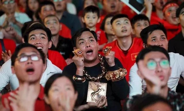 富豪故意摔翡翠手镯翟天临赔翡翠手镯-第1张图片-翡翠网 富豪故意摔翡翠手镯翟天临赔翡翠手镯-第1张图片-翡翠网