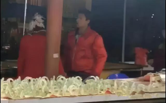 富豪故意摔翡翠手镯翟天临赔翡翠手镯-第3张图片-翡翠网 富豪故意摔翡翠手镯翟天临赔翡翠手镯-第3张图片-翡翠网