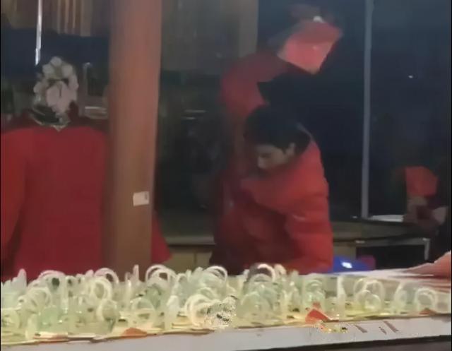 富豪故意摔翡翠手镯翟天临赔翡翠手镯-第4张图片-翡翠网 富豪故意摔翡翠手镯翟天临赔翡翠手镯-第4张图片-翡翠网