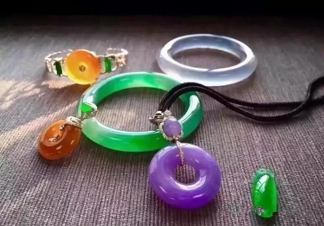 富豪故意摔翡翠手镯翟天临赔翡翠手镯-第5张图片-翡翠网 富豪故意摔翡翠手镯翟天临赔翡翠手镯-第5张图片-翡翠网