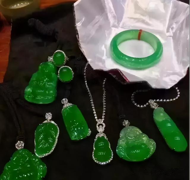 富豪故意摔翡翠手镯翟天临赔翡翠手镯-第9张图片-翡翠网 富豪故意摔翡翠手镯翟天临赔翡翠手镯-第9张图片-翡翠网