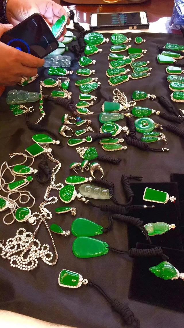 富豪故意摔翡翠手镯翟天临赔翡翠手镯-第11张图片-翡翠网 富豪故意摔翡翠手镯翟天临赔翡翠手镯-第11张图片-翡翠网