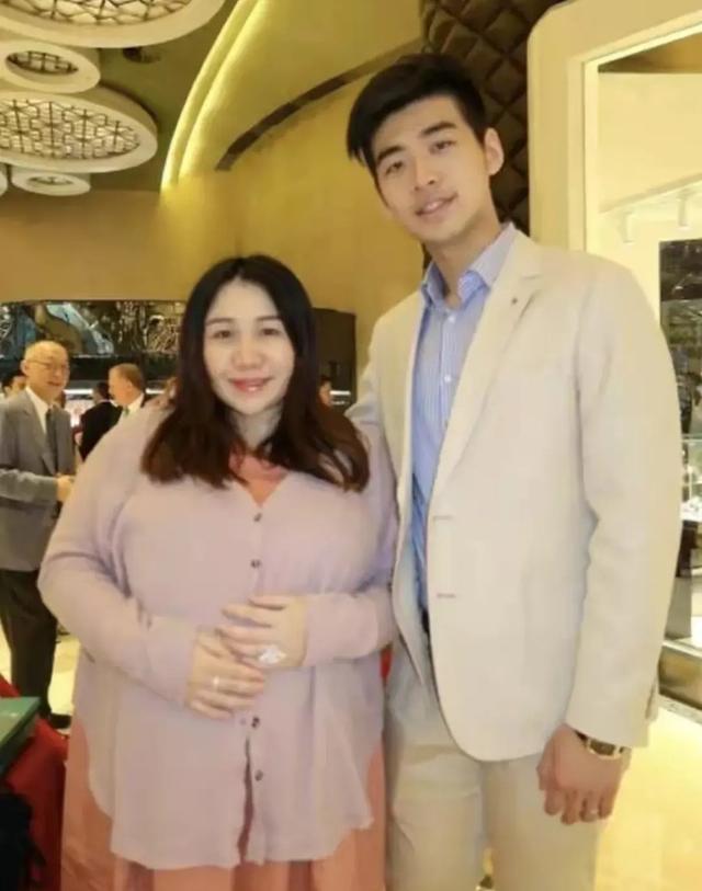 翡翠手镯的制作全过程碎花翡翠手镯制作-第9张图片-翡翠网 翡翠手镯的制作全过程碎花翡翠手镯制作-第9张图片-翡翠网