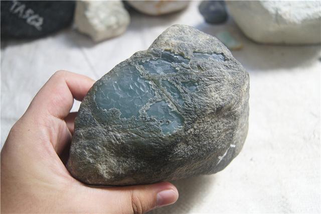 翡翠籽料原石怎么样的简单介绍-第3张图片-翡翠网 翡翠籽料原石怎么样的简单介绍-第3张图片-翡翠网