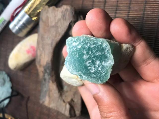 翡翠原石什么叫脱沙如何判断是不是红碧玉-第1张图片-翡翠网 翡翠原石什么叫脱沙如何判断是不是红碧玉-第1张图片-翡翠网