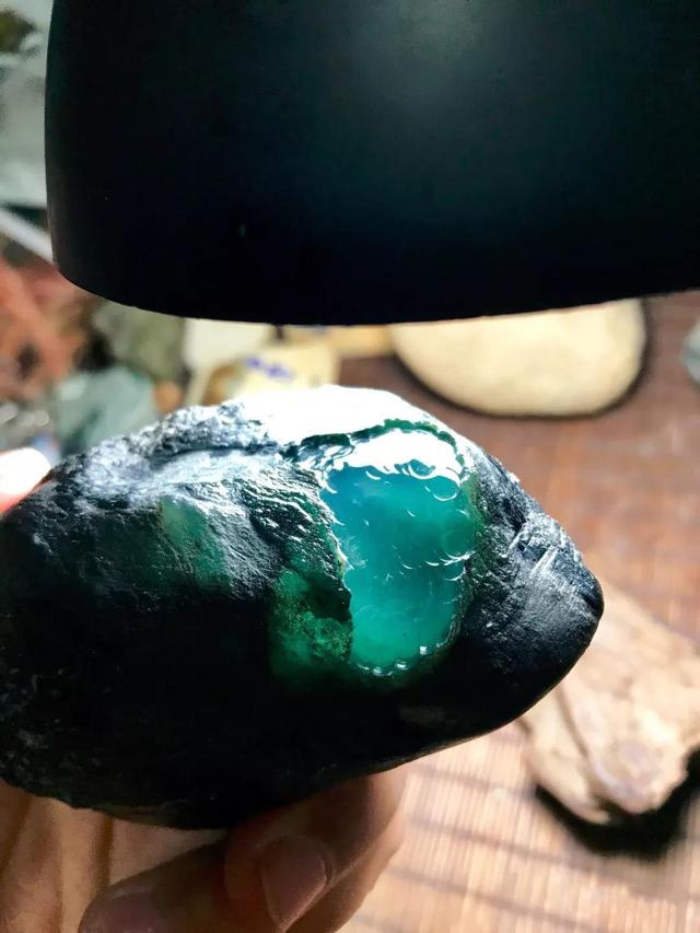 翡翠原石什么叫脱沙如何判断是不是红碧玉-第6张图片-翡翠网 翡翠原石什么叫脱沙如何判断是不是红碧玉-第6张图片-翡翠网