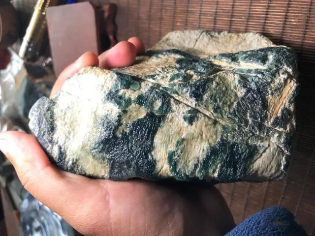 翡翠原石什么叫脱沙如何判断是不是红碧玉-第7张图片-翡翠网 翡翠原石什么叫脱沙如何判断是不是红碧玉-第7张图片-翡翠网