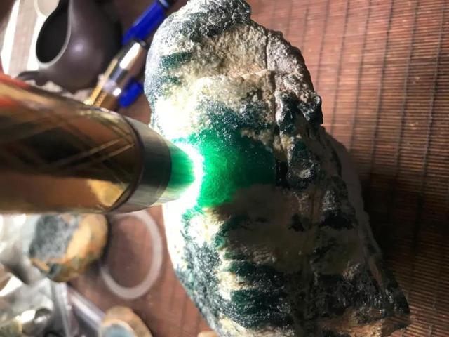 翡翠原石什么叫脱沙如何判断是不是红碧玉-第8张图片-翡翠网 翡翠原石什么叫脱沙如何判断是不是红碧玉-第8张图片-翡翠网