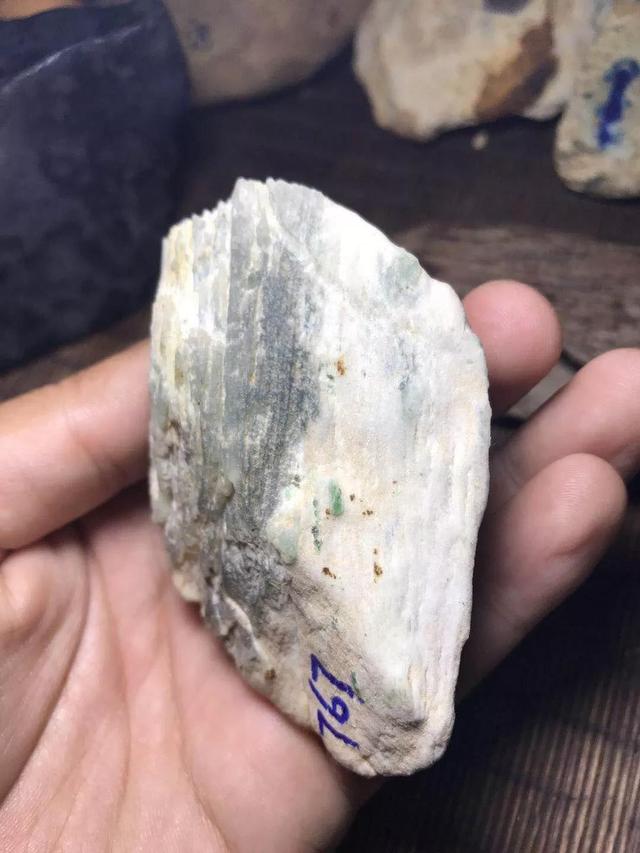 翡翠原石什么叫脱沙如何判断是不是红碧玉-第9张图片-翡翠网 翡翠原石什么叫脱沙如何判断是不是红碧玉-第9张图片-翡翠网