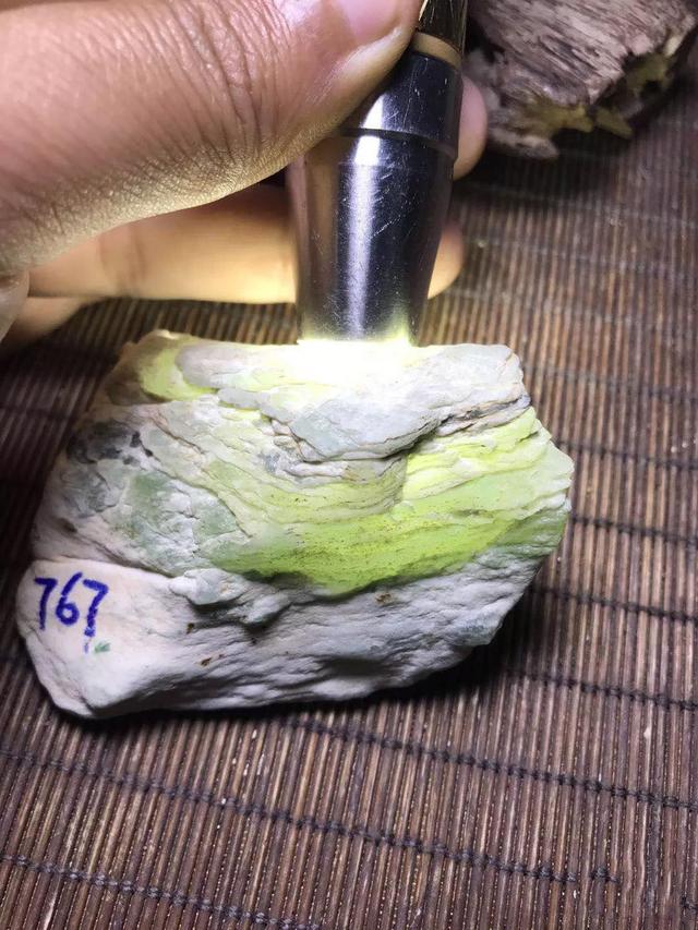 翡翠原石什么叫脱沙如何判断是不是红碧玉-第10张图片-翡翠网 翡翠原石什么叫脱沙如何判断是不是红碧玉-第10张图片-翡翠网