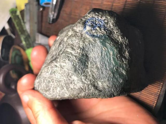 翡翠原石什么叫脱沙如何判断是不是红碧玉-第11张图片-翡翠网 翡翠原石什么叫脱沙如何判断是不是红碧玉-第11张图片-翡翠网