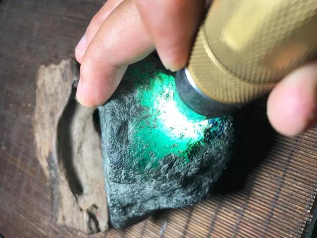 翡翠原石什么叫脱沙如何判断是不是红碧玉-第12张图片-翡翠网 翡翠原石什么叫脱沙如何判断是不是红碧玉-第12张图片-翡翠网