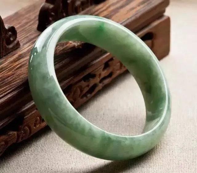 10万元翡翠手镯,无色翡翠手镯价格-第5张图片-翡翠网 10万元翡翠手镯,无色翡翠手镯价格-第5张图片-翡翠网