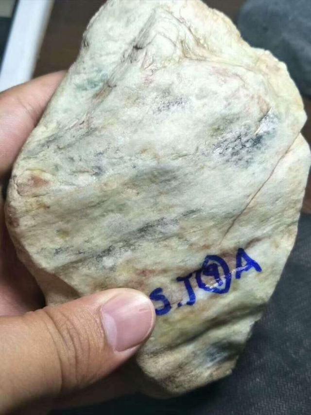 果冻种翡翠原石,怎么看翡翠原石的种-第2张图片-翡翠网 果冻种翡翠原石,怎么看翡翠原石的种-第2张图片-翡翠网