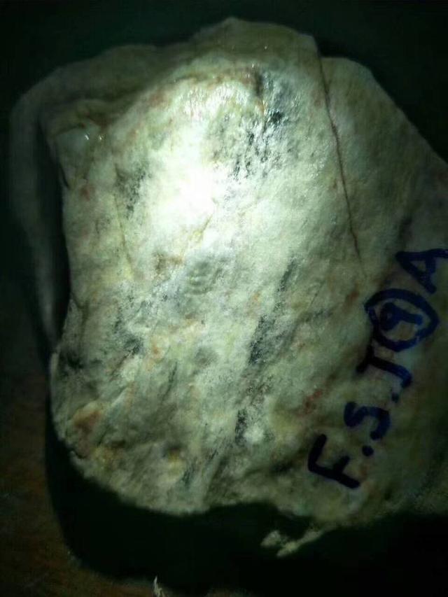 果冻种翡翠原石,怎么看翡翠原石的种-第3张图片-翡翠网 果冻种翡翠原石,怎么看翡翠原石的种-第3张图片-翡翠网