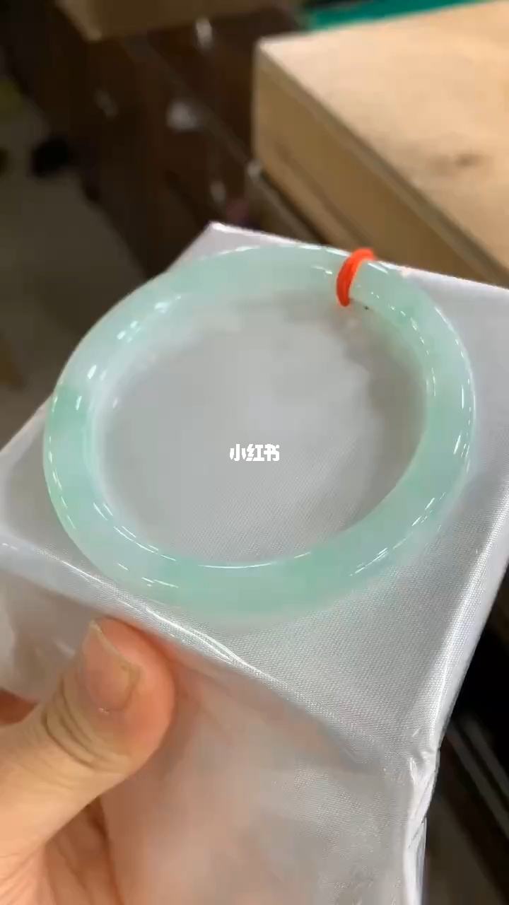 圆条冰晴底翡翠手镯老坑冰种冰晴底翡翠挂件价格-第2张图片-翡翠网 圆条冰晴底翡翠手镯老坑冰种冰晴底翡翠挂件价格-第2张图片-翡翠网