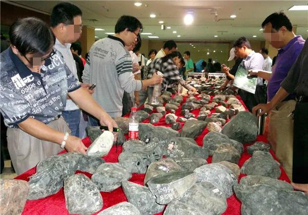 翡翠原石是什么样的坑,新坑翡翠原石-第3张图片-翡翠网 翡翠原石是什么样的坑,新坑翡翠原石-第3张图片-翡翠网