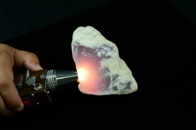 翡翠原石是什么样的坑,新坑翡翠原石-第4张图片-翡翠网 翡翠原石是什么样的坑,新坑翡翠原石-第4张图片-翡翠网