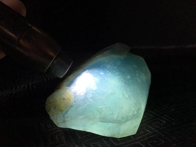 翡翠原石是什么样的坑,新坑翡翠原石-第5张图片-翡翠网 翡翠原石是什么样的坑,新坑翡翠原石-第5张图片-翡翠网