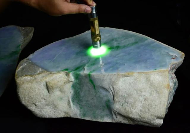 翡翠原石是什么样的坑,新坑翡翠原石-第6张图片-翡翠网 翡翠原石是什么样的坑,新坑翡翠原石-第6张图片-翡翠网