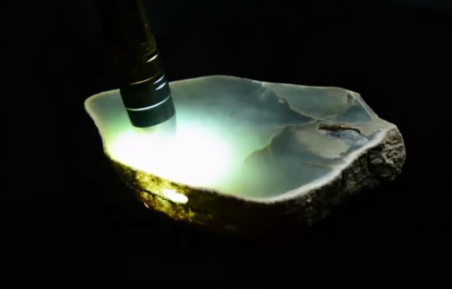 翡翠原石是什么样的坑,新坑翡翠原石-第7张图片-翡翠网 翡翠原石是什么样的坑,新坑翡翠原石-第7张图片-翡翠网