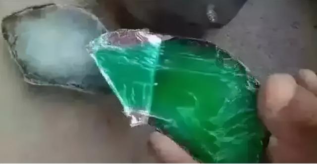 翡翠原石是什么样的坑,新坑翡翠原石-第9张图片-翡翠网 翡翠原石是什么样的坑,新坑翡翠原石-第9张图片-翡翠网