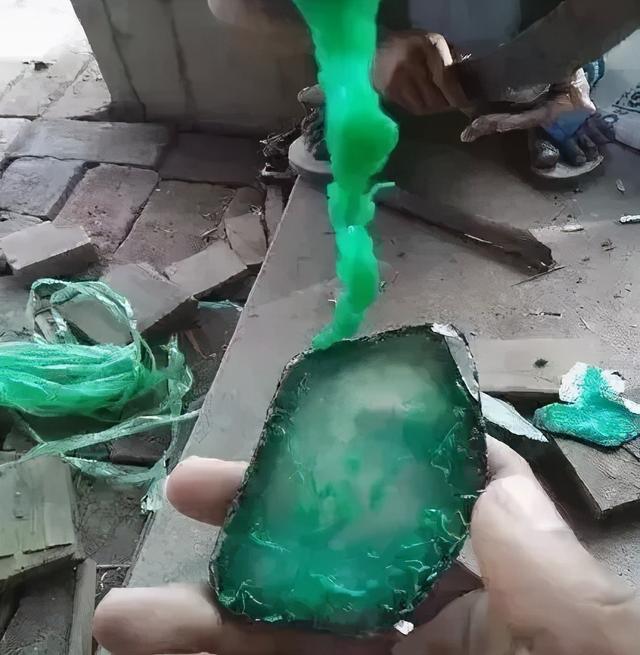 翡翠原石是什么样的坑,新坑翡翠原石-第11张图片-翡翠网 翡翠原石是什么样的坑,新坑翡翠原石-第11张图片-翡翠网