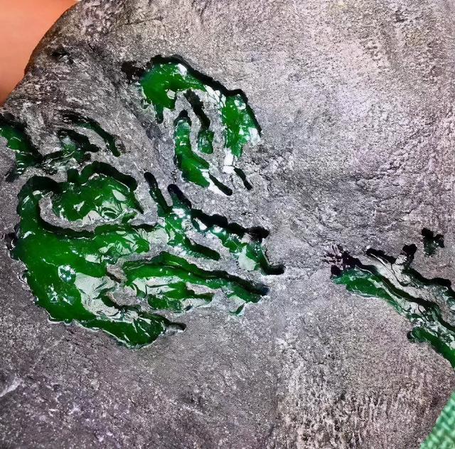 翡翠原石是什么样的坑,新坑翡翠原石-第12张图片-翡翠网 翡翠原石是什么样的坑,新坑翡翠原石-第12张图片-翡翠网