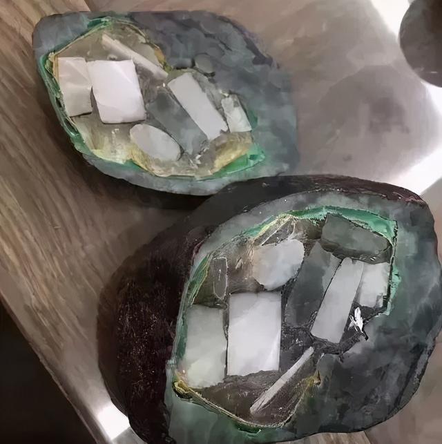 翡翠原石是什么样的坑,新坑翡翠原石-第13张图片-翡翠网 翡翠原石是什么样的坑,新坑翡翠原石-第13张图片-翡翠网