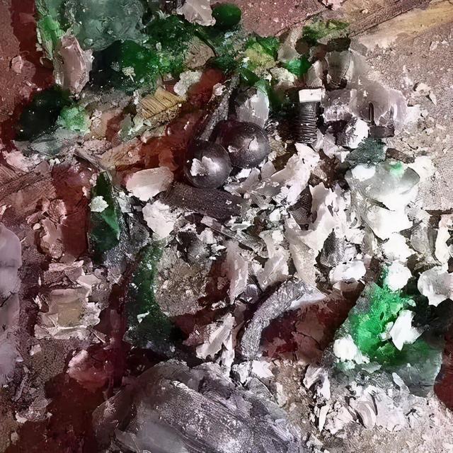 翡翠原石是什么样的坑,新坑翡翠原石-第15张图片-翡翠网 翡翠原石是什么样的坑,新坑翡翠原石-第15张图片-翡翠网