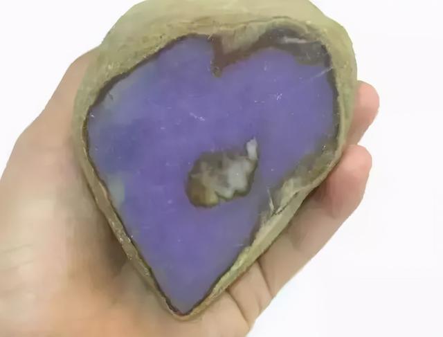 翡翠原石是什么样的坑,新坑翡翠原石-第16张图片-翡翠网 翡翠原石是什么样的坑,新坑翡翠原石-第16张图片-翡翠网