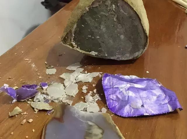 翡翠原石是什么样的坑,新坑翡翠原石-第18张图片-翡翠网 翡翠原石是什么样的坑,新坑翡翠原石-第18张图片-翡翠网