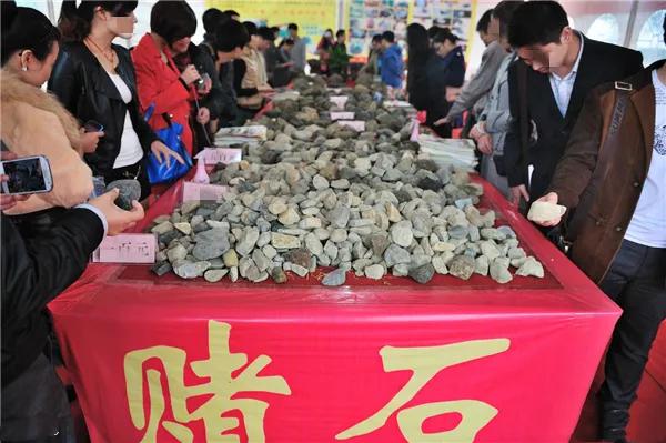 翡翠原石是什么样的坑,新坑翡翠原石-第19张图片-翡翠网 翡翠原石是什么样的坑,新坑翡翠原石-第19张图片-翡翠网