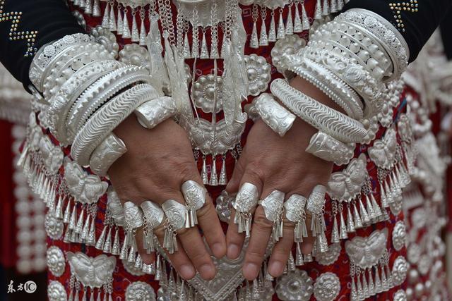 鸡蛋黄翡翠手镯图片,木哪几种皮壳最老-第1张图片-翡翠网 鸡蛋黄翡翠手镯图片,木哪几种皮壳最老-第1张图片-翡翠网