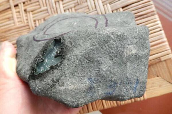 翡翠小原石有价值吗翡翠原石投资的知识积累-第1张图片-翡翠网 翡翠小原石有价值吗翡翠原石投资的知识积累-第1张图片-翡翠网