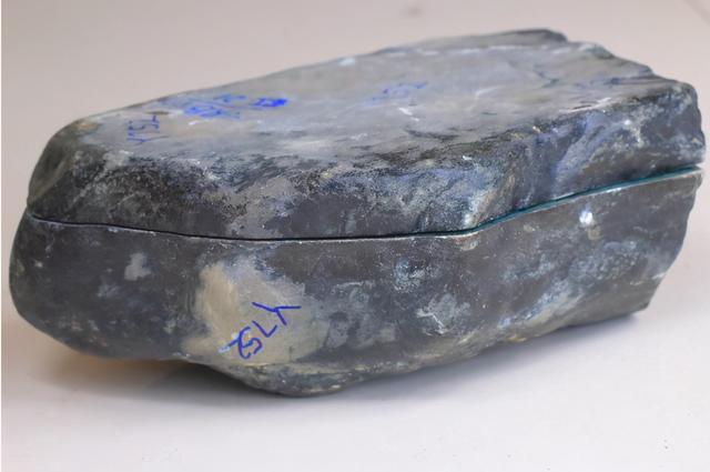 翡翠原石加工多少钱翡翠挂件批发哪里便宜-第1张图片-翡翠网 翡翠原石加工多少钱翡翠挂件批发哪里便宜-第1张图片-翡翠网