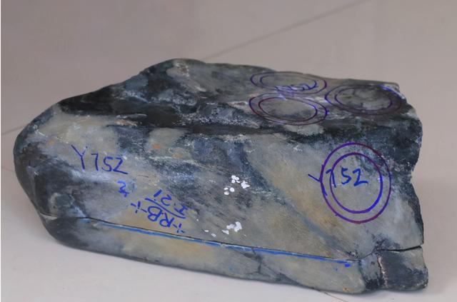 翡翠原石加工多少钱翡翠挂件批发哪里便宜-第2张图片-翡翠网 翡翠原石加工多少钱翡翠挂件批发哪里便宜-第2张图片-翡翠网