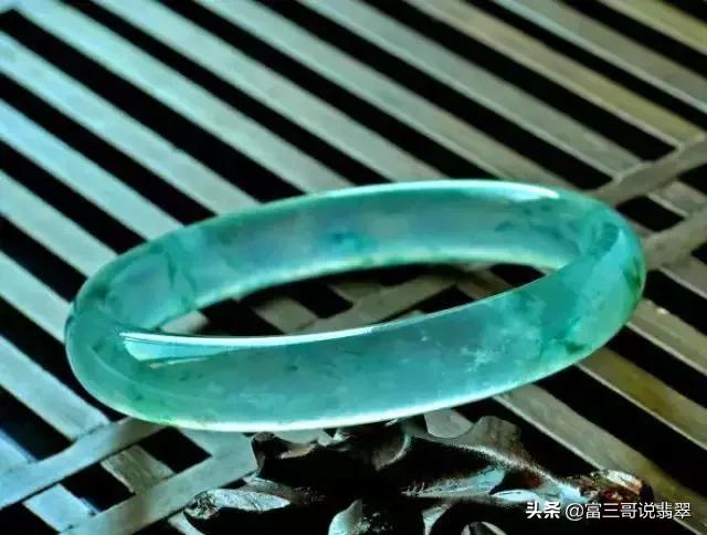 十大翡翠玉镯品牌翡翠手镯5个品牌-第5张图片-翡翠网 十大翡翠玉镯品牌翡翠手镯5个品牌-第5张图片-翡翠网