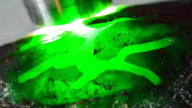 冰种翡翠原石,会卡翡翠手镯原石-第2张图片-翡翠网 冰种翡翠原石,会卡翡翠手镯原石-第2张图片-翡翠网