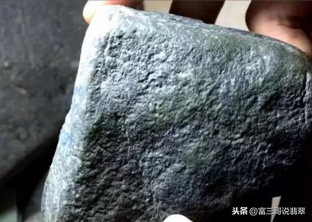 翡翠原石毛料开料图片,翡翠原石打孔探料-第1张图片-翡翠网 翡翠原石毛料开料图片,翡翠原石打孔探料-第1张图片-翡翠网