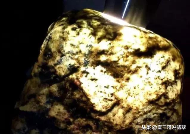 翡翠原石毛料开料图片,翡翠原石打孔探料-第2张图片-翡翠网 翡翠原石毛料开料图片,翡翠原石打孔探料-第2张图片-翡翠网