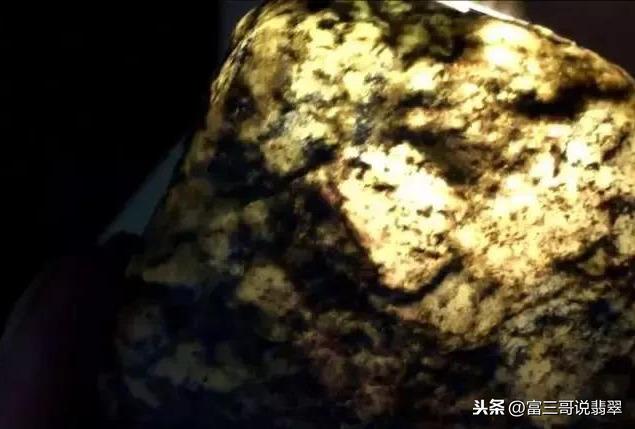 翡翠原石毛料开料图片,翡翠原石打孔探料-第3张图片-翡翠网 翡翠原石毛料开料图片,翡翠原石打孔探料-第3张图片-翡翠网