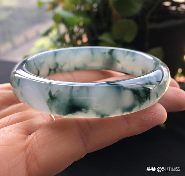 两万元翡翠手镯,翡翠手镯清风-第1张图片-翡翠网 两万元翡翠手镯,翡翠手镯清风-第1张图片-翡翠网