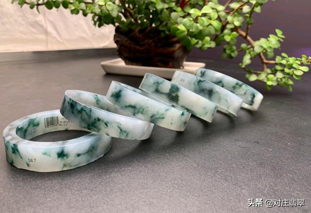 两万元翡翠手镯,翡翠手镯清风-第4张图片-翡翠网 两万元翡翠手镯,翡翠手镯清风-第4张图片-翡翠网