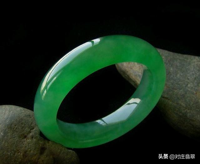 两万元翡翠手镯,翡翠手镯清风-第9张图片-翡翠网 两万元翡翠手镯,翡翠手镯清风-第9张图片-翡翠网