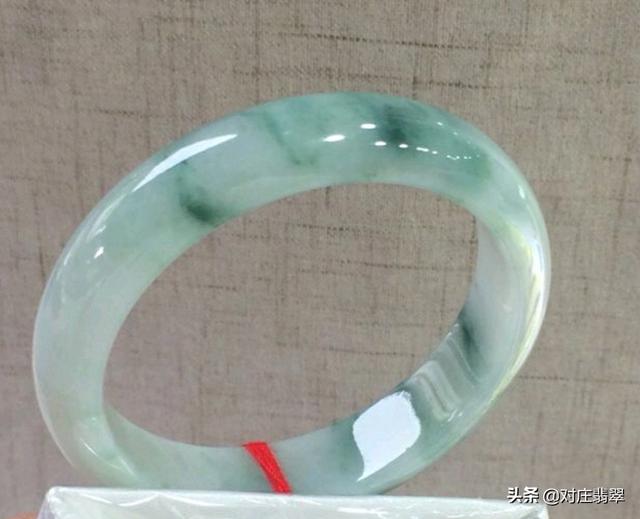 两万元翡翠手镯,翡翠手镯清风-第11张图片-翡翠网 两万元翡翠手镯,翡翠手镯清风-第11张图片-翡翠网