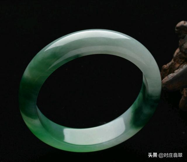 两万元翡翠手镯,翡翠手镯清风-第12张图片-翡翠网 两万元翡翠手镯,翡翠手镯清风-第12张图片-翡翠网