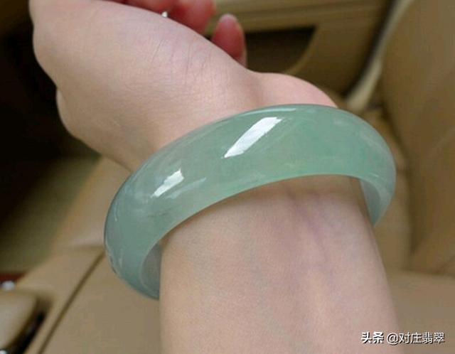 两万元翡翠手镯,翡翠手镯清风-第14张图片-翡翠网 两万元翡翠手镯,翡翠手镯清风-第14张图片-翡翠网