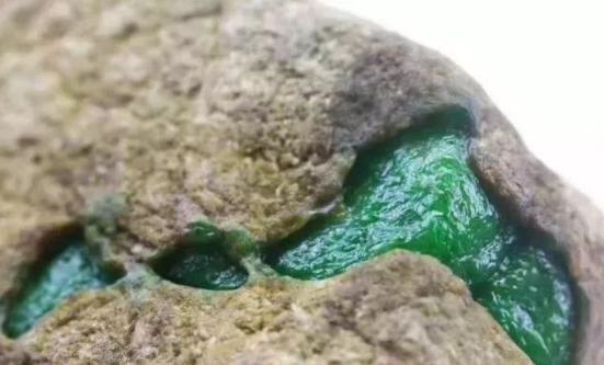 天然翡翠原石,翡翠原石怎么估价格-第3张图片-翡翠网 天然翡翠原石,翡翠原石怎么估价格-第3张图片-翡翠网